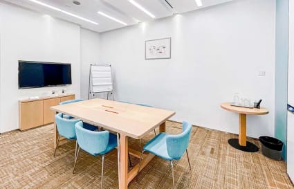 Modern coworking space with sleek seating, ample lighting, and versatile meeting amenities.