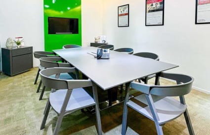 Modern conference room with sleek furnishings and bright accents, perfect for collaboration.