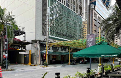 Modern urban office environment with diverse dining options nearby. Ideal for productive workdays.