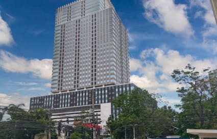 Modern high-rise office building with expansive city views. Ideal for dynamic businesses.