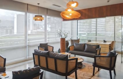 Stylish lounge area with natural light and modern decor, ideal for meetings and collaboration.