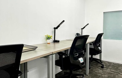 Flexible workspace with modern desks, ergonomic chairs, and ample lighting in Estrella.