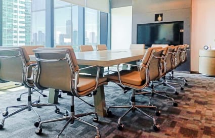 Modern conference room in Estrella coworking space with sleek seating and city views.