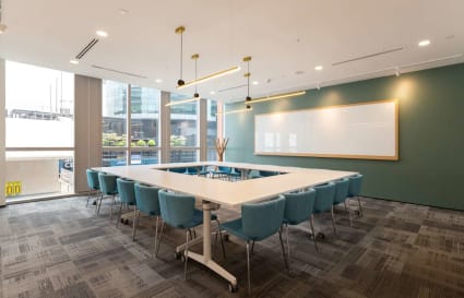 Modern meeting room with ample natural light and elegant seating, ideal for collaboration.