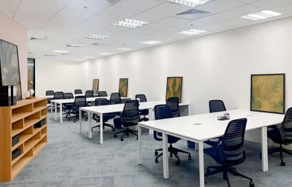Modern coworking space with sleek desks and ergonomic chairs, ideal for productivity.