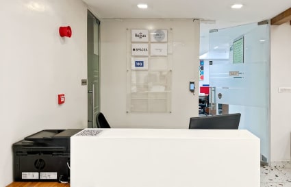 Modern coworking reception with sleek design and natural lighting. Ideal for flexible work arrangements.