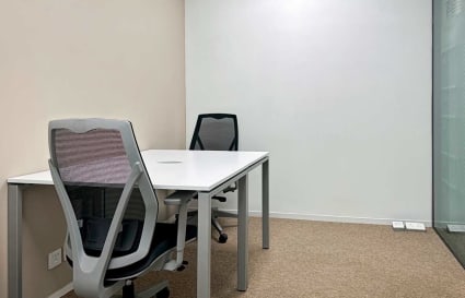 Modern coworking space with ergonomic chairs and natural light on Hennessy Road.