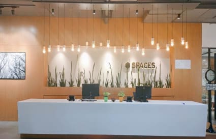 Modern coworking space with sleek reception, warm lighting, and inviting decor. Ideal for professionals.