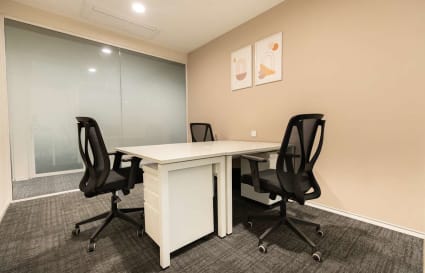 Modern coworking space with ergonomic chairs and sleek desk, perfect for collaboration.