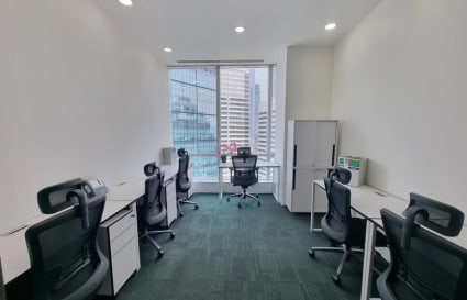 Modern coworking space with ergonomic chairs and natural light, ideal for productivity.