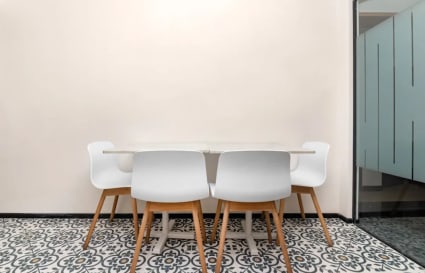 Chic meeting area with modern design elements in a flexible coworking space.