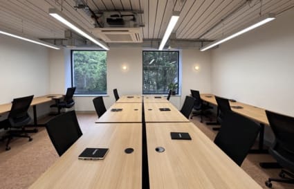 5 Person Serviced Office in London | 210 Sq. Ft.
