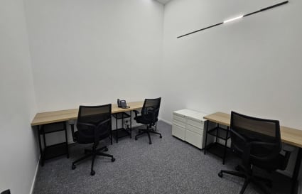 Modern coworking space with ergonomic chairs and ample desk space. Ideal for productivity.
