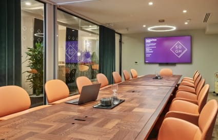 13 Person Private Office in London with Meeting Room and Phone Booth | 467 Sq. Ft.