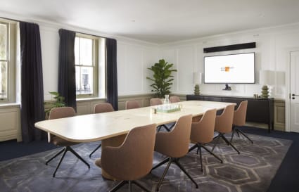 11 Person External Private Office in London | 349 Sq. Ft.