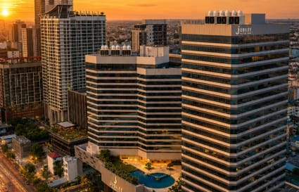 Iconic skyline view in Thanon Ratchadaphisek. Ideal coworking spaces with flexible options.