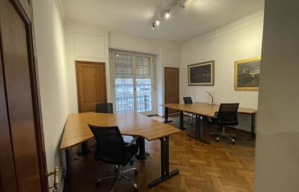 Elegant coworking space with natural light, ergonomic chairs, and hardwood floors in Montevideo.