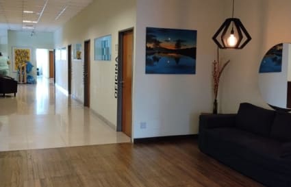 Stylish coworking space in Montevideo. Modern decor, comfortable seating, and inviting atmosphere.