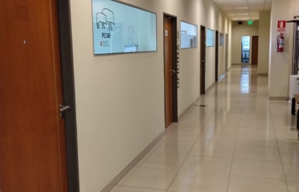 Bright, modern hallway with private office access in a Montevideo coworking space.