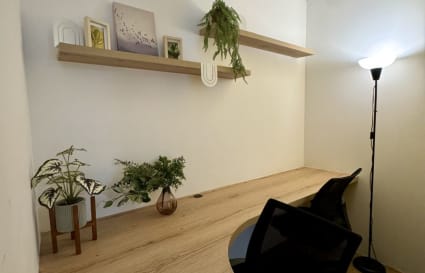 Modern coworking nook with natural wood desk and stylish decor. Ideal for focused productivity.