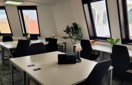 External Private Office for up to 9 People with Own Kitchen | 498 Sq. Ft.