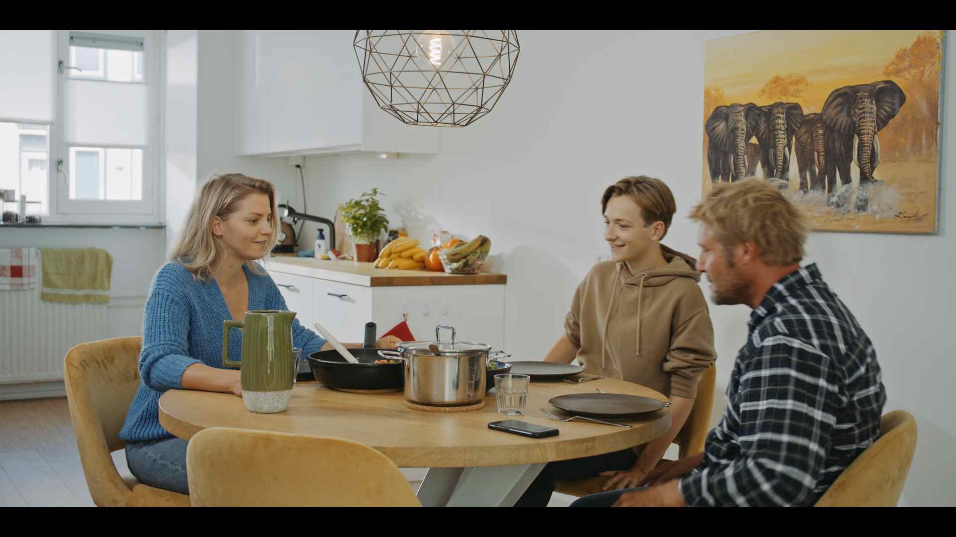 J_V_stills_1.219.1_yfmbsq