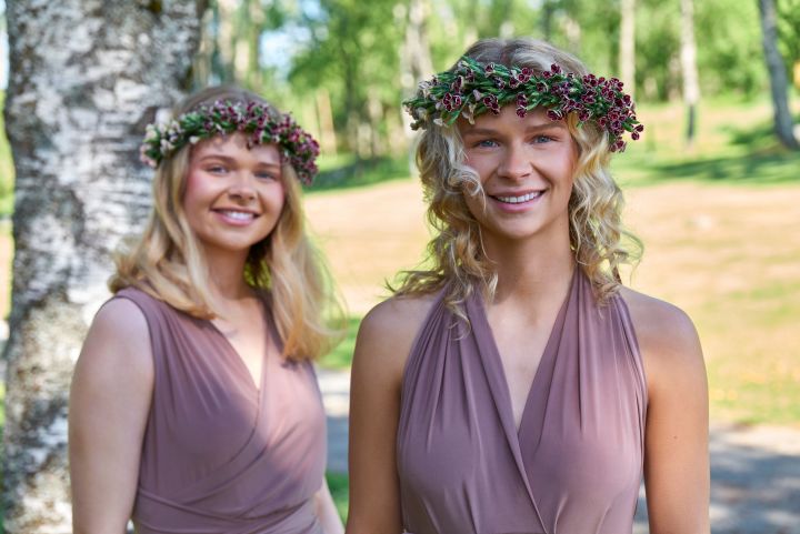 brudepiker med blomsterkrans i håret