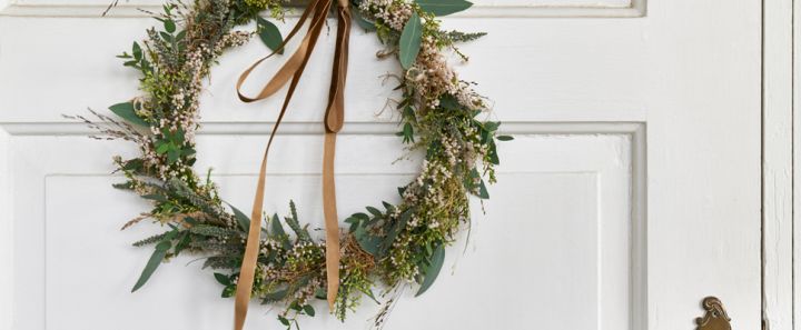 Lag en vakker dørkrans av høstens blomster