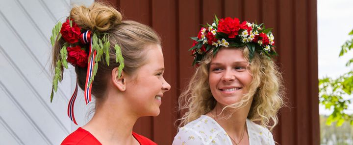 To kvinner med blomster i håret