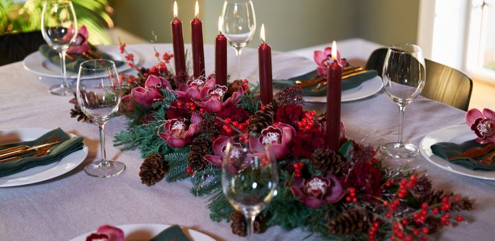 Dekket bord til jul i vakre julefarger