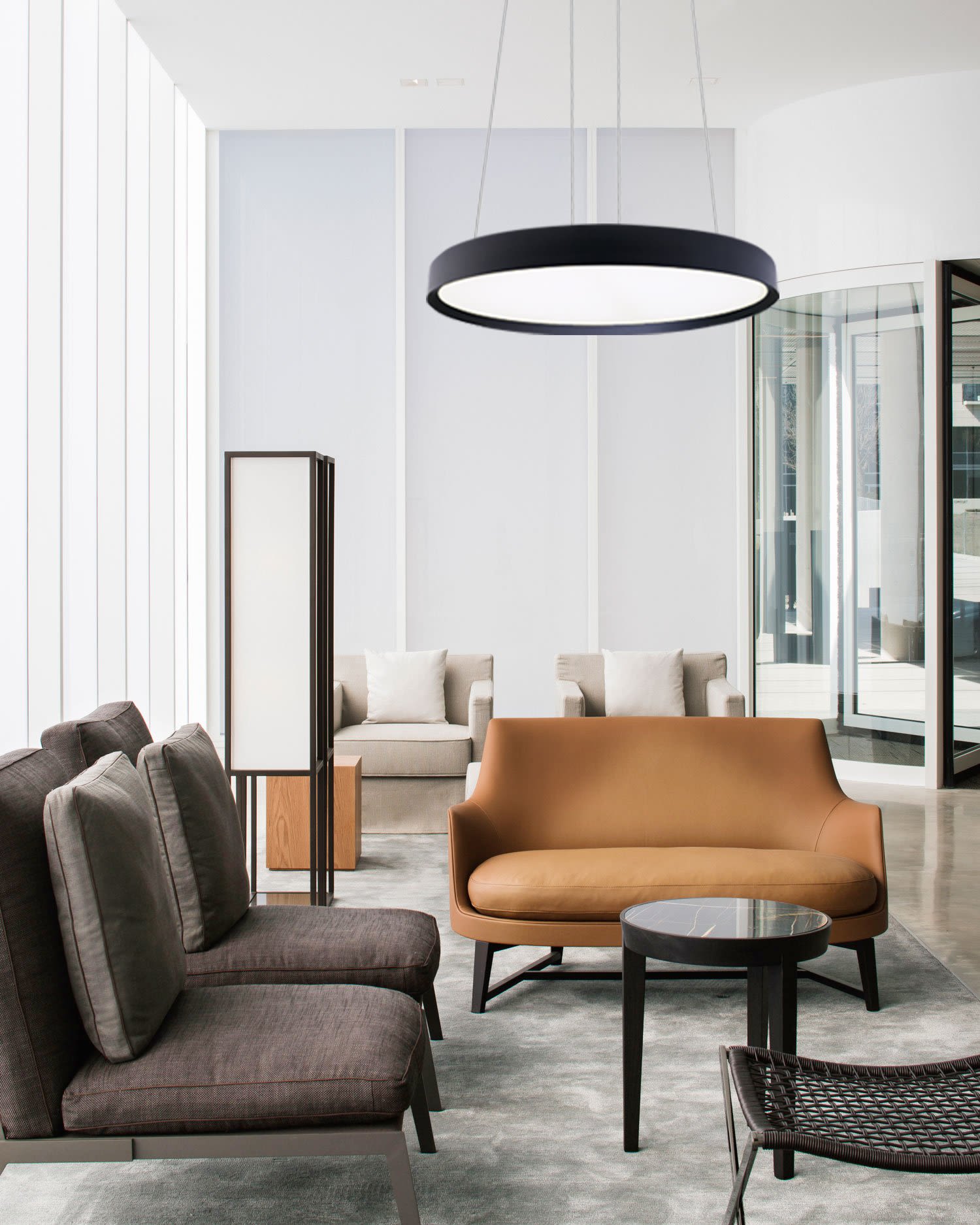 Lyst og moderne kontor-lounge med design LED-lamper i taket