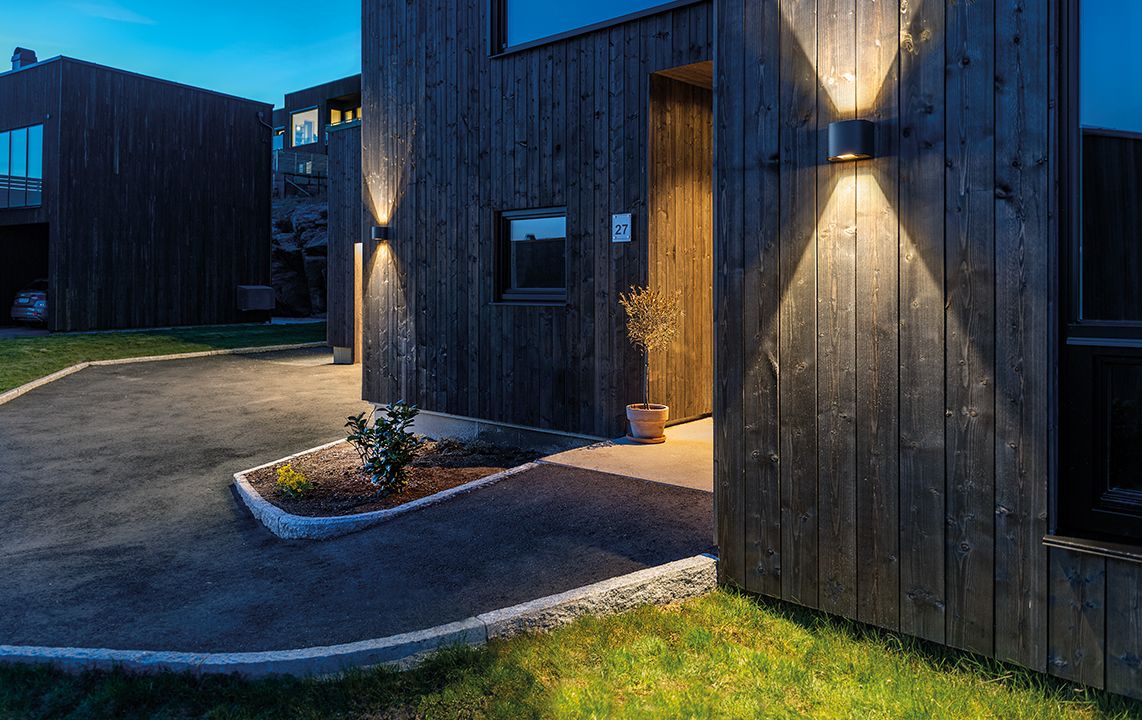utsiden av et hus med to utelys