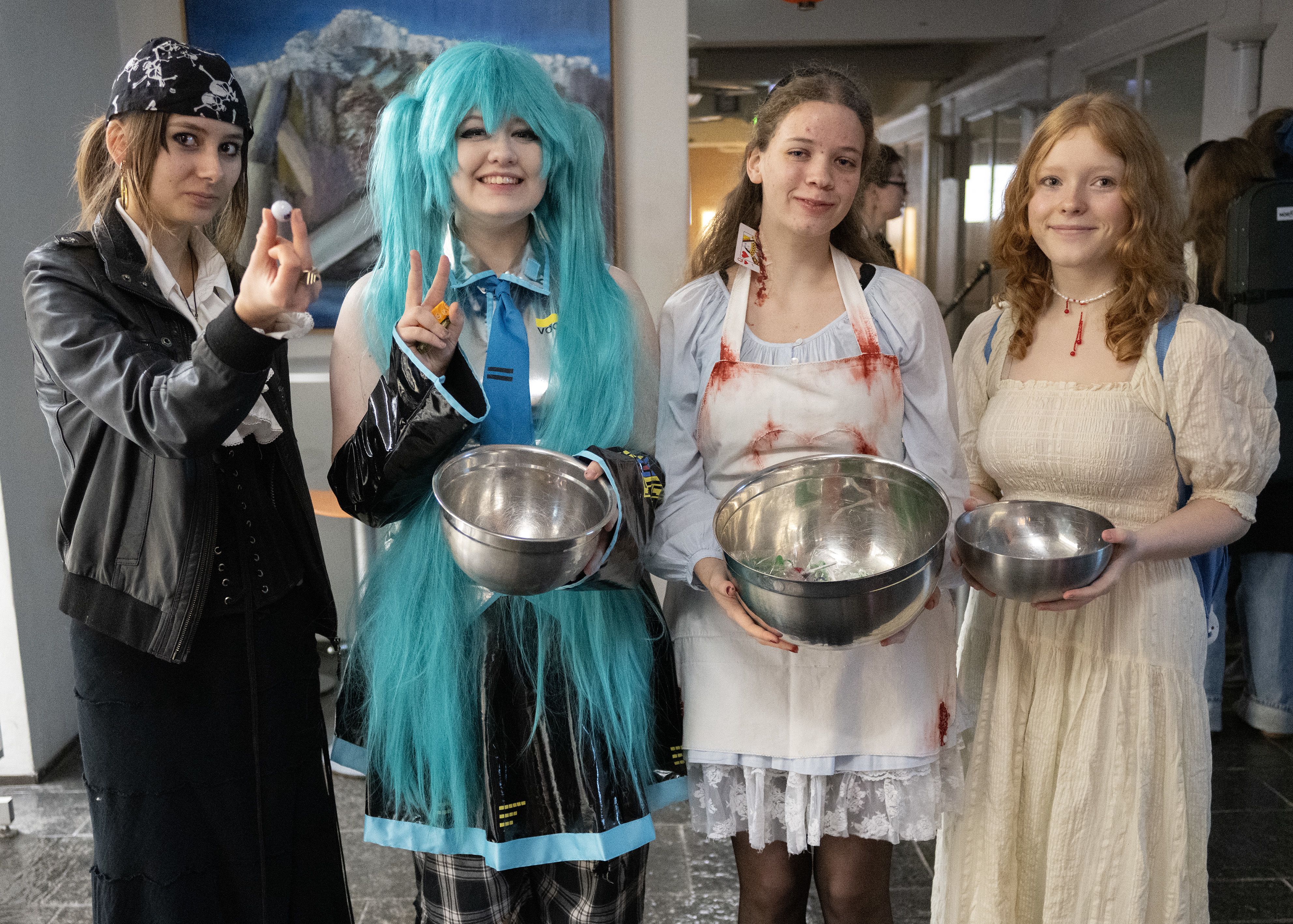 Fire elever i ulike kostymer i anledning Halloween