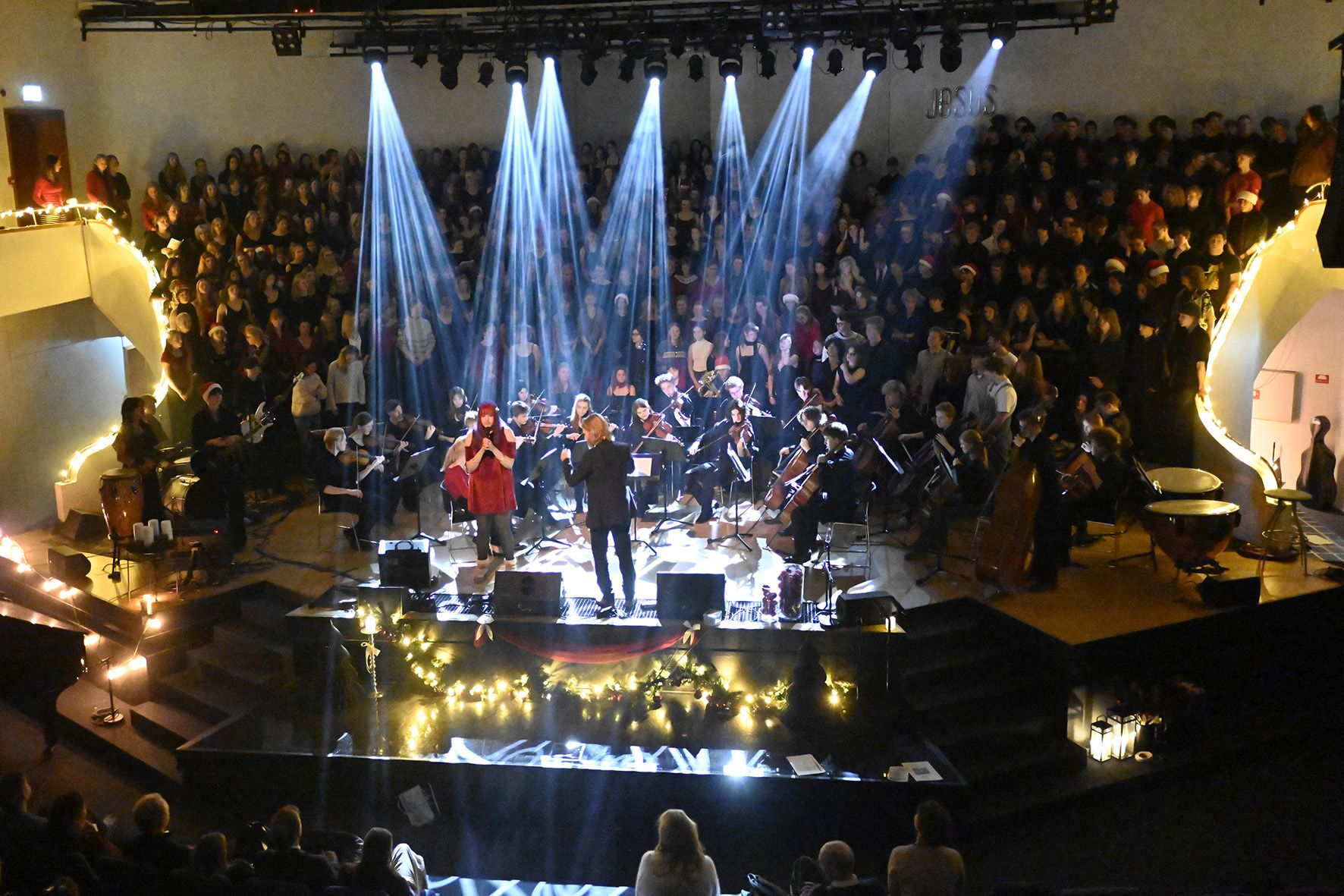 Koret og orkesteret på scenen