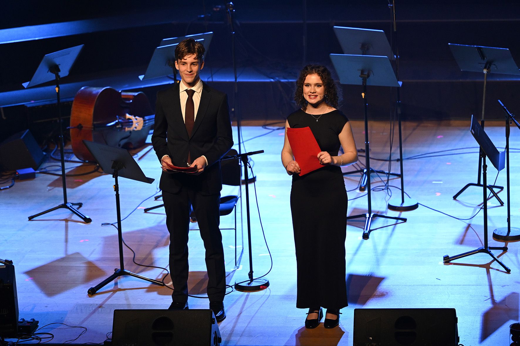 Konferansierene Naomi og Sigurd