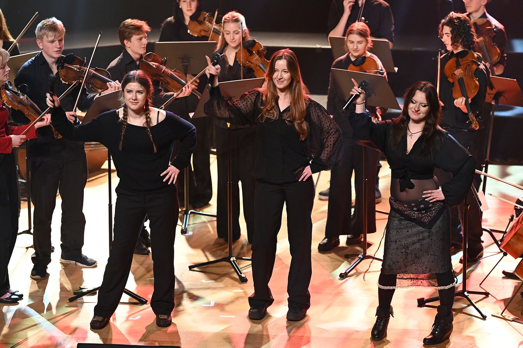 Tre sangere og orkester i bakgrunnen