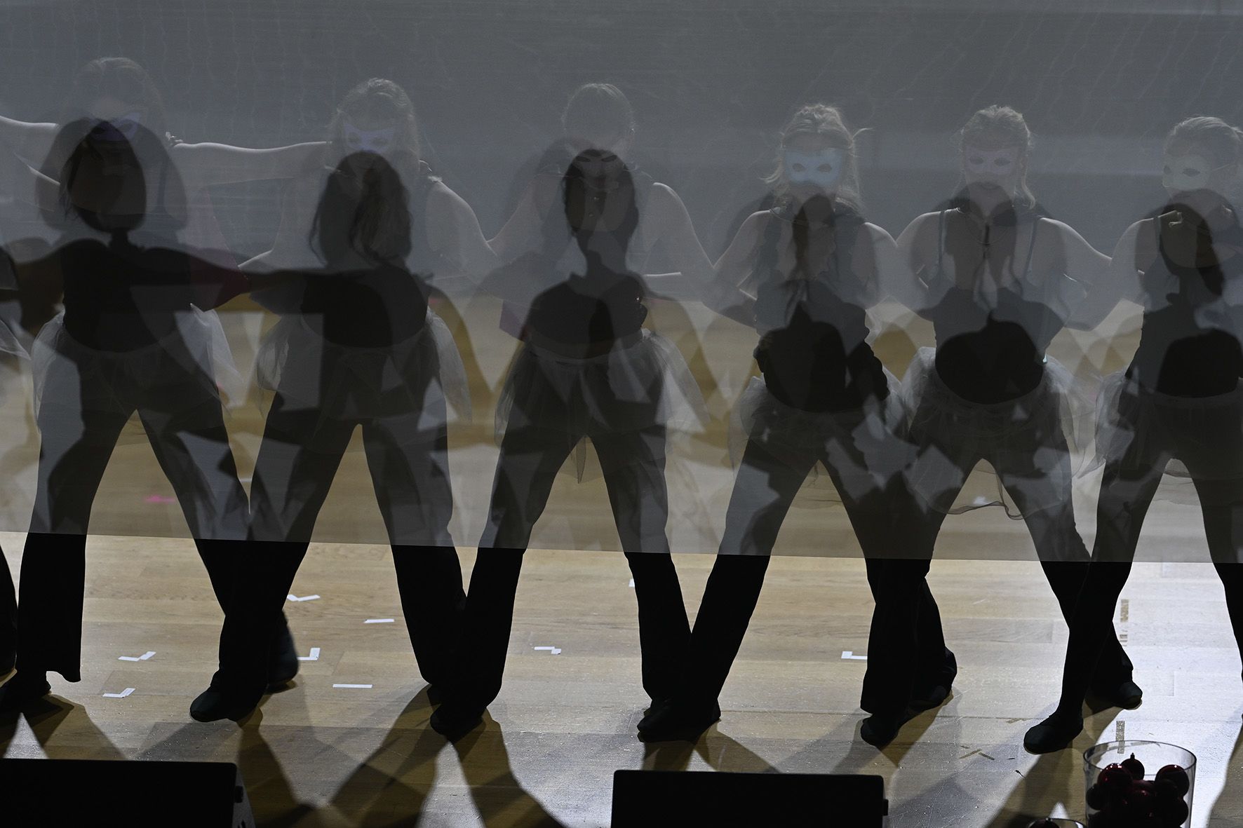 Elever danser eurytmi  som skygger bak et forheng