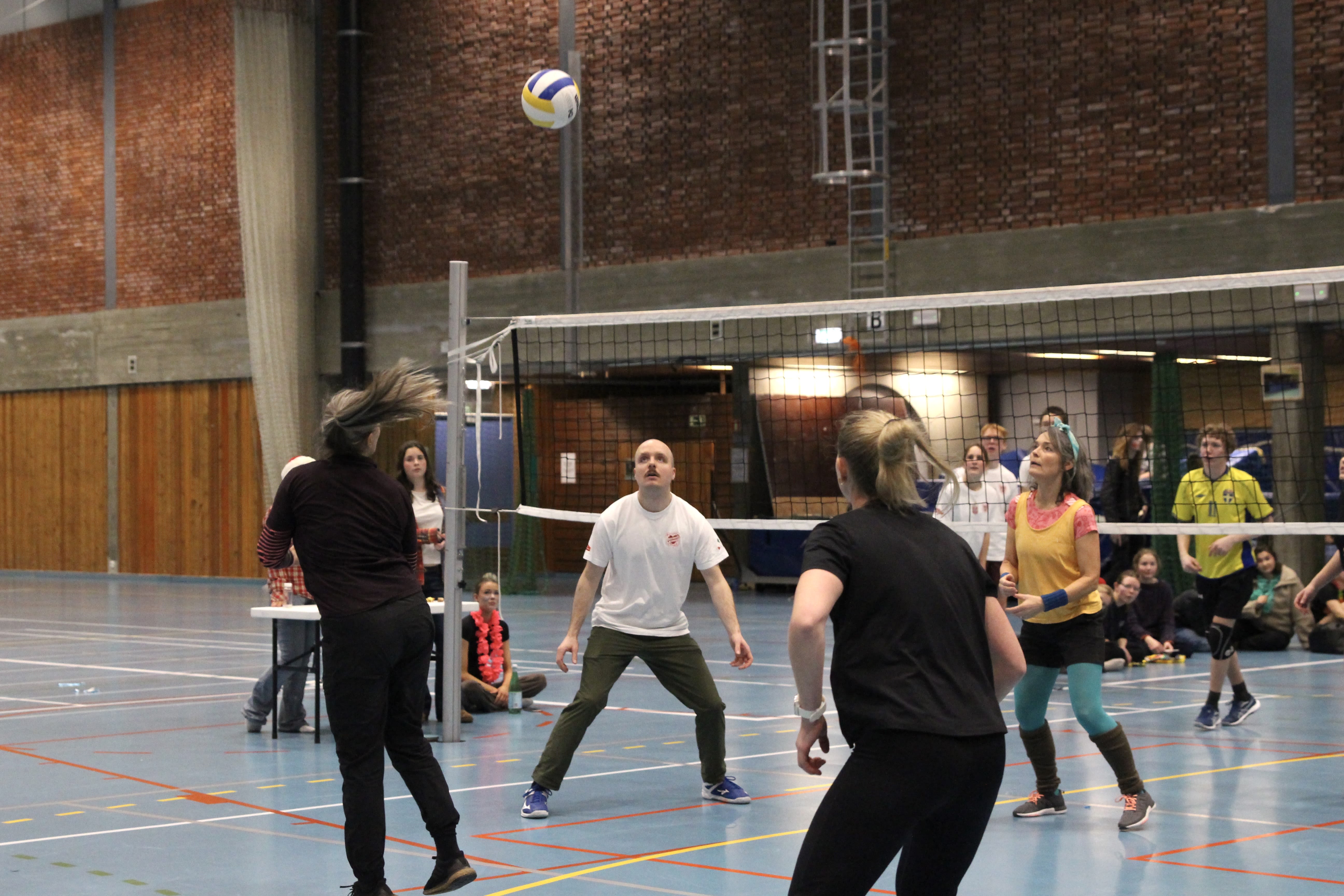 Elever på volleyballdagen