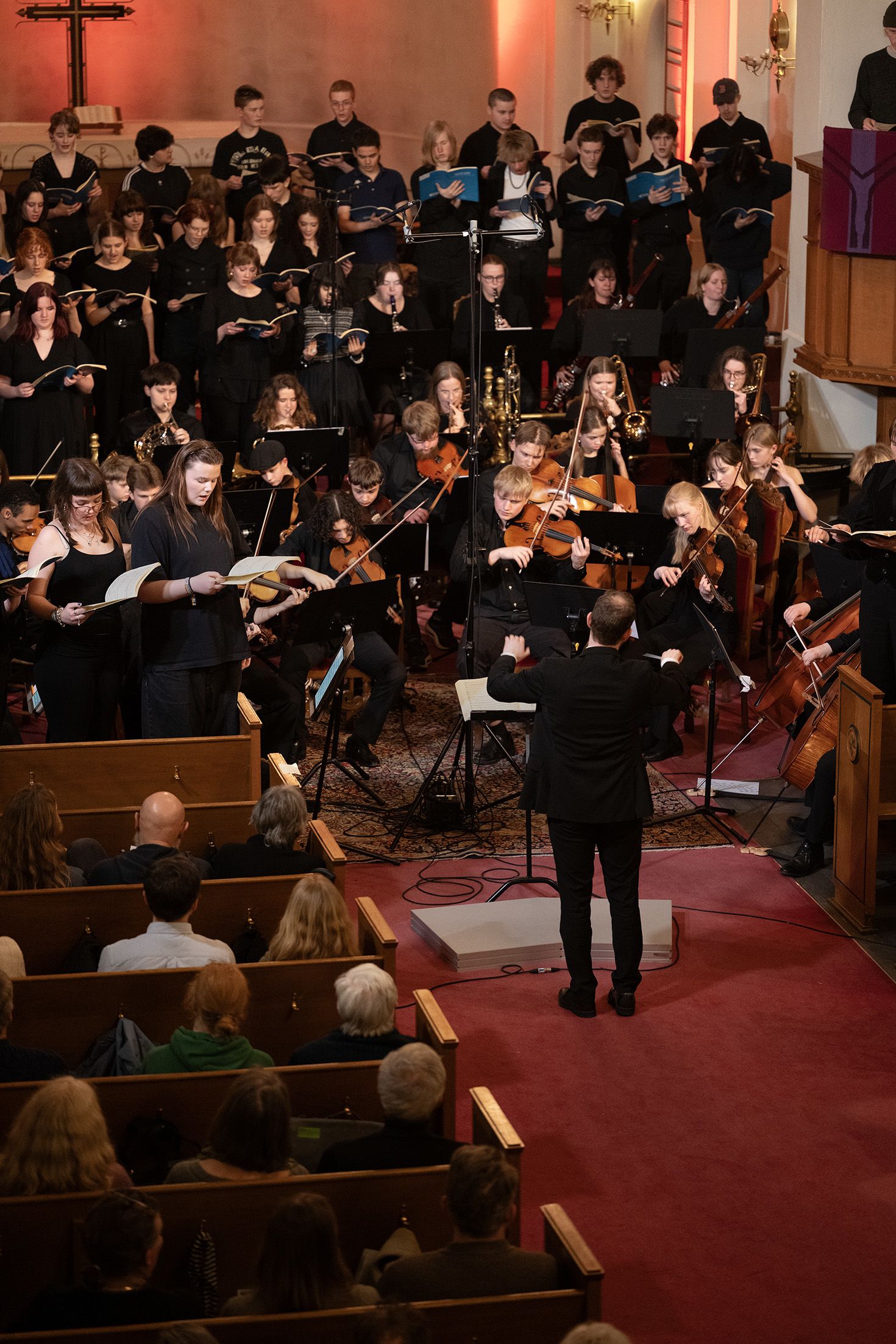 Elever spiller i orkester og synger konsert i Grønland kirke