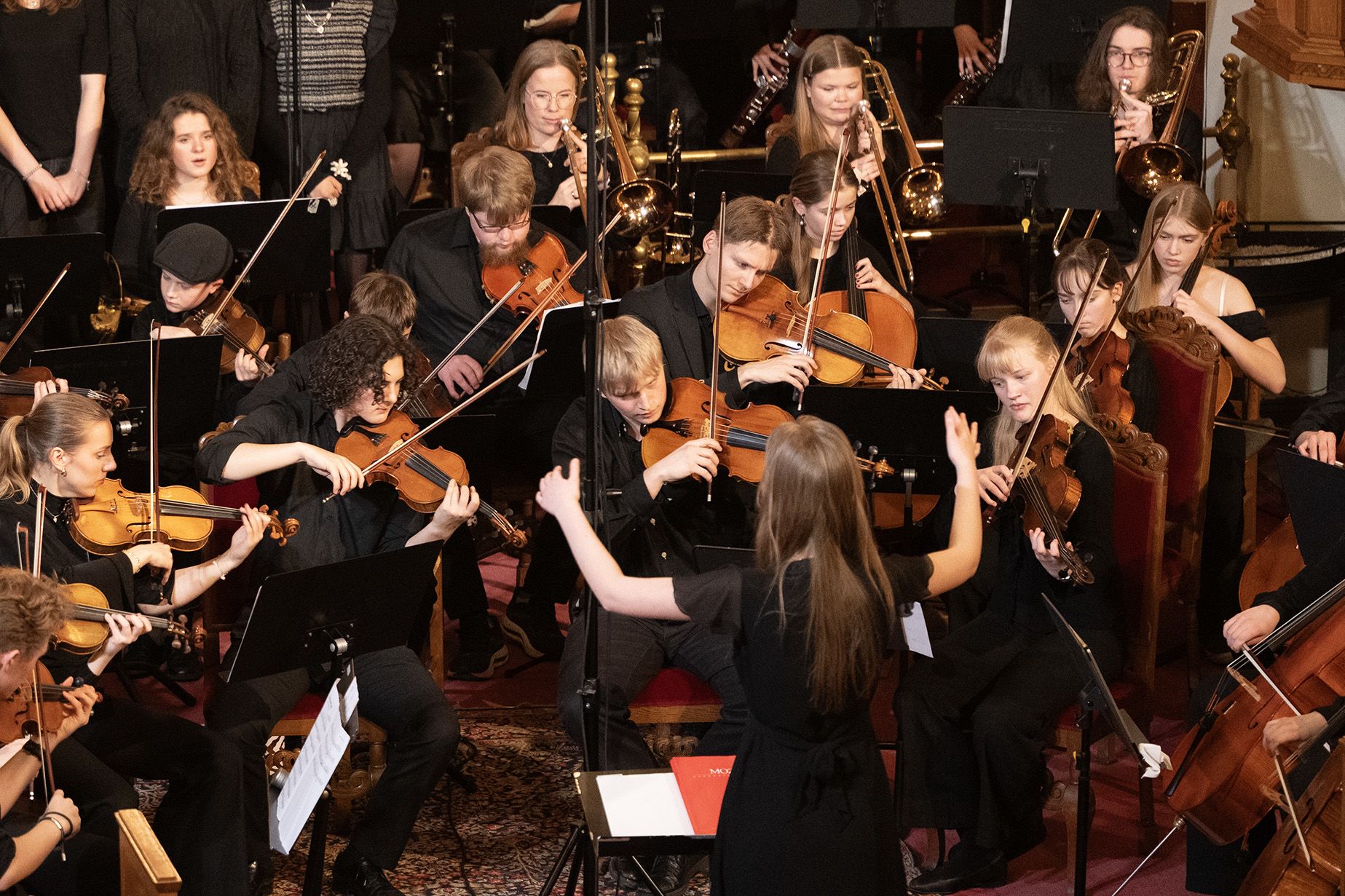 Elever spiller i orkester og synger konsert i Grønland kirke