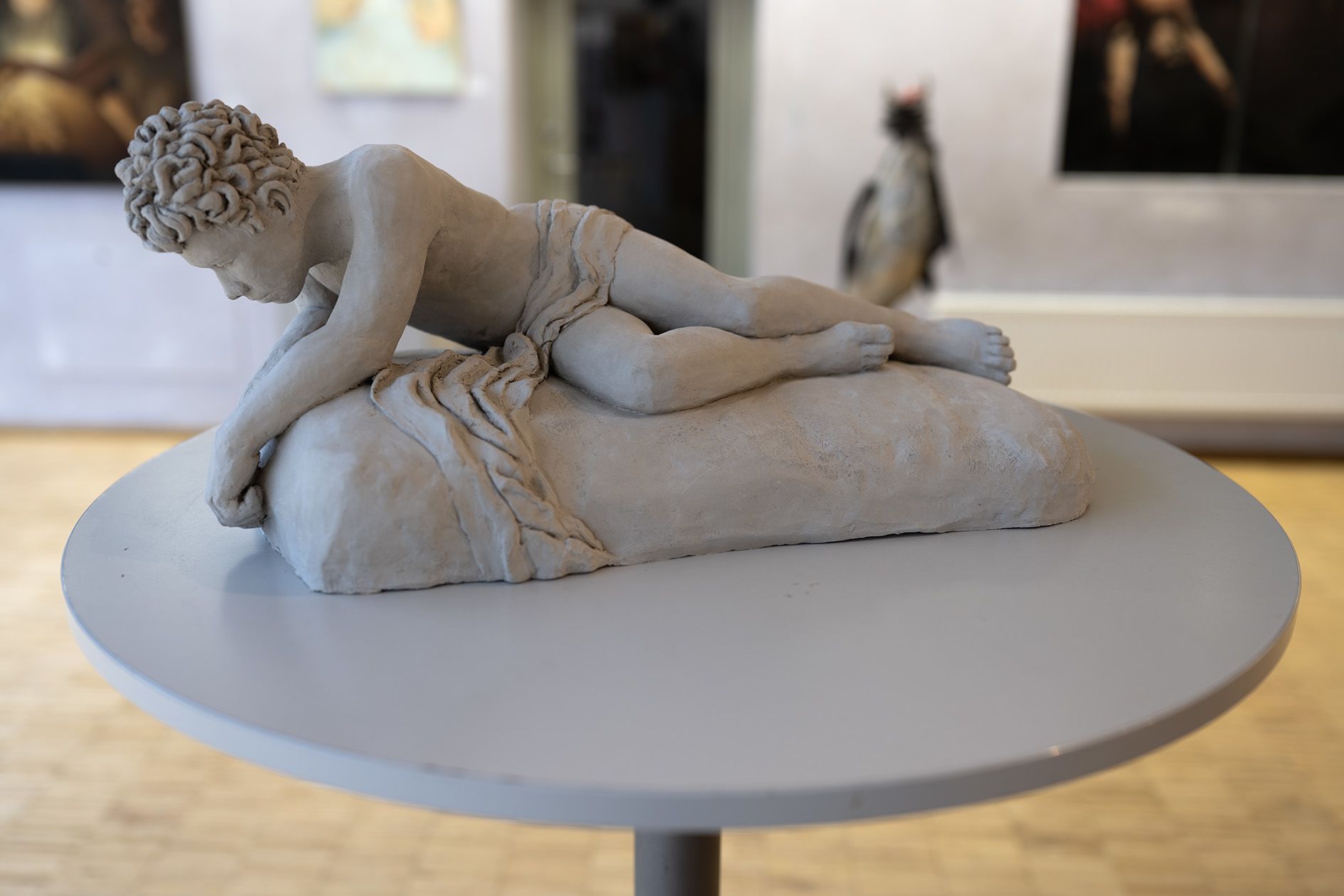 Narcissus. Skulptur i leire av liggende gutt.