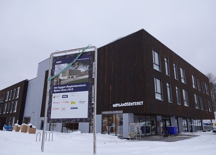 Et stort nytt offentlig bygg, i mørkt treverk.