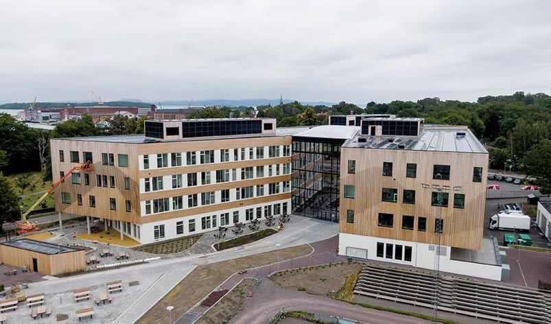 Bilde av Horten skole, et stort og moderne bygg. 