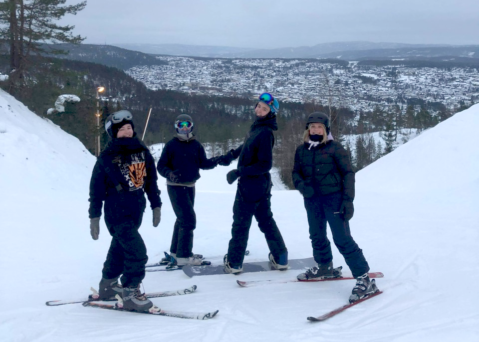 Tiril, Ariane, Aksel og Mia i bakken