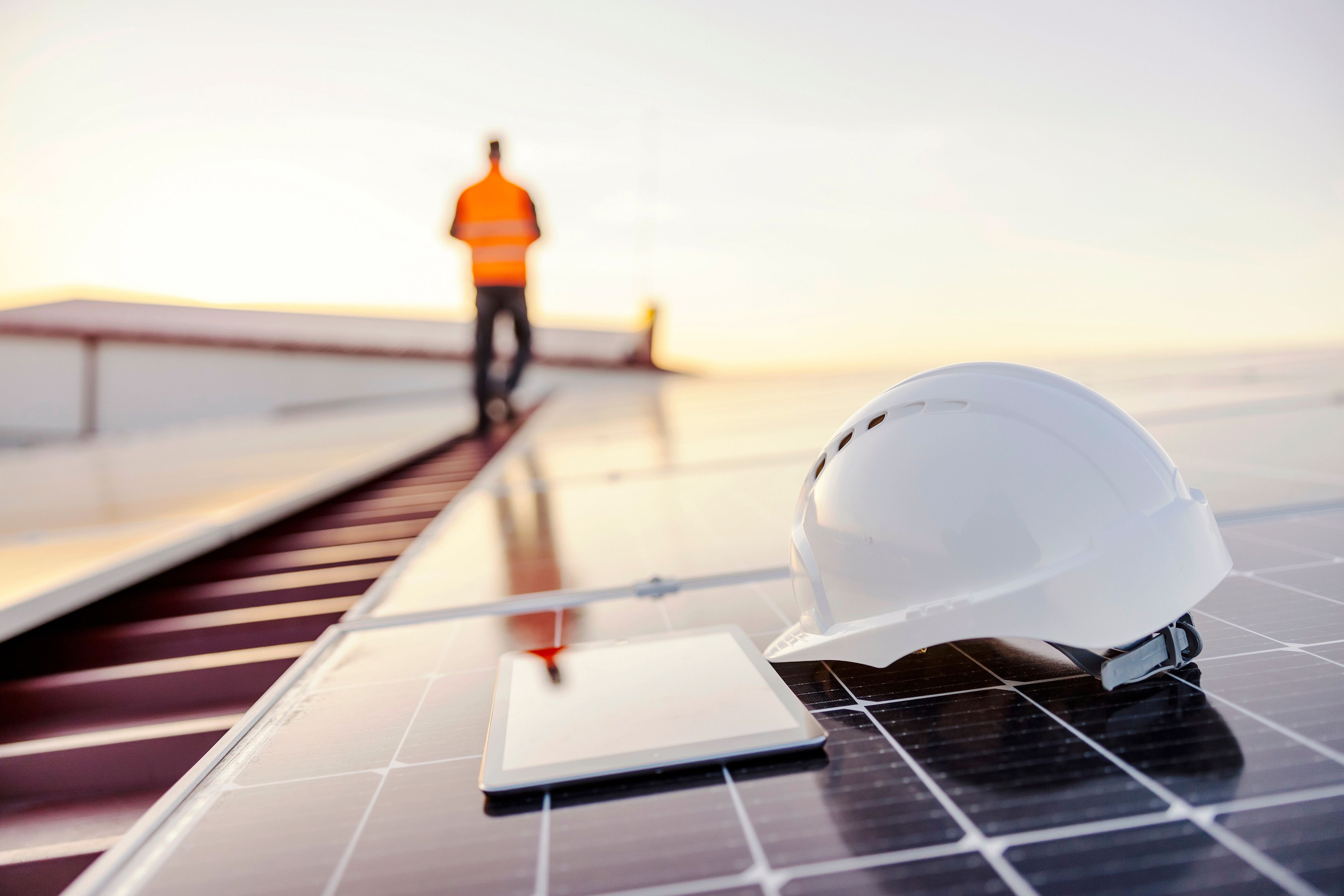 Solceller montert på taket til mange bygg i et industriområde