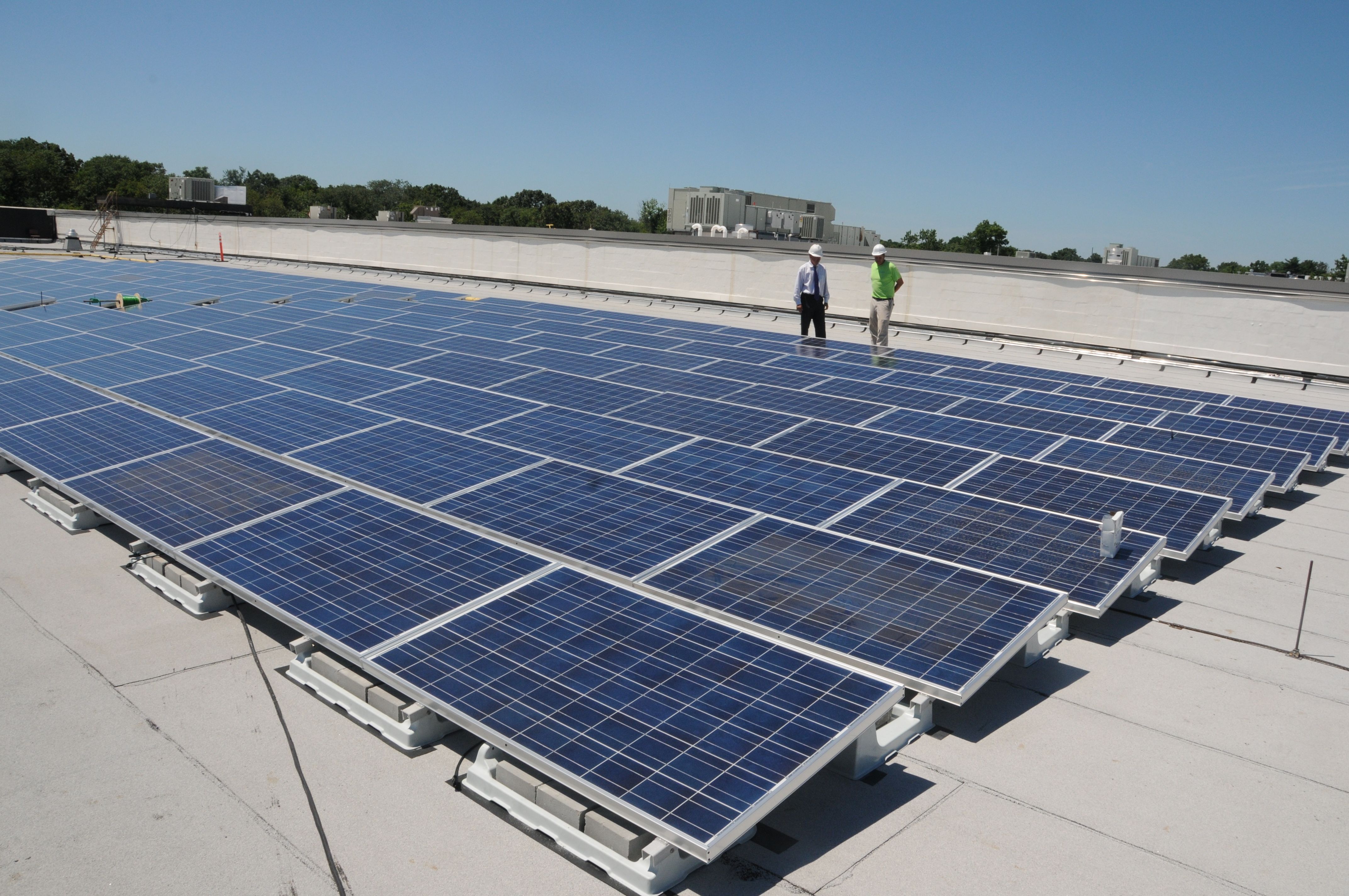 Solceller montert på et tak tilhørende et industribygg