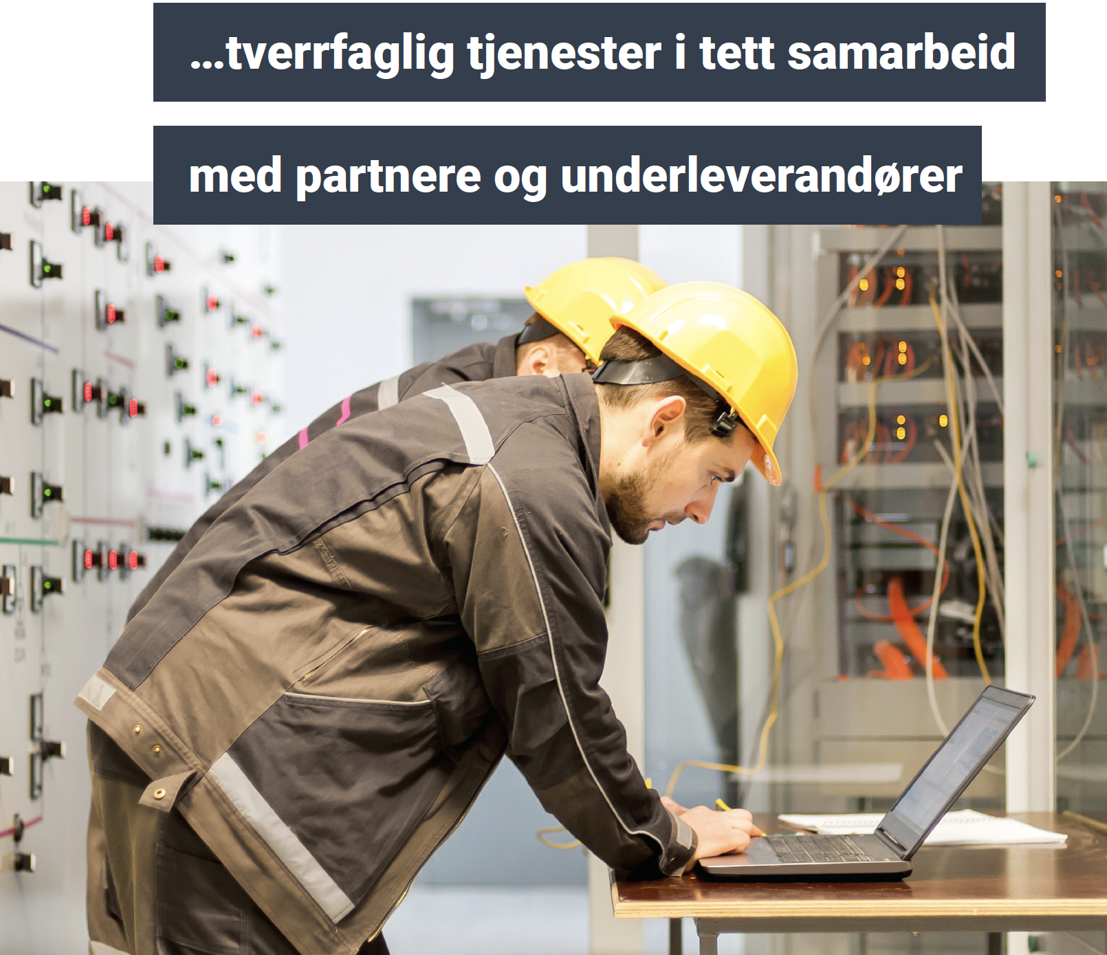 elektriker fra Moss Elektro tar en internkontroll hos en bedrift.