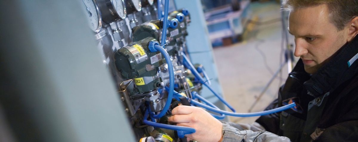 elektriker fra Moss Elektro tar en internkontroll hos en bedrift.
