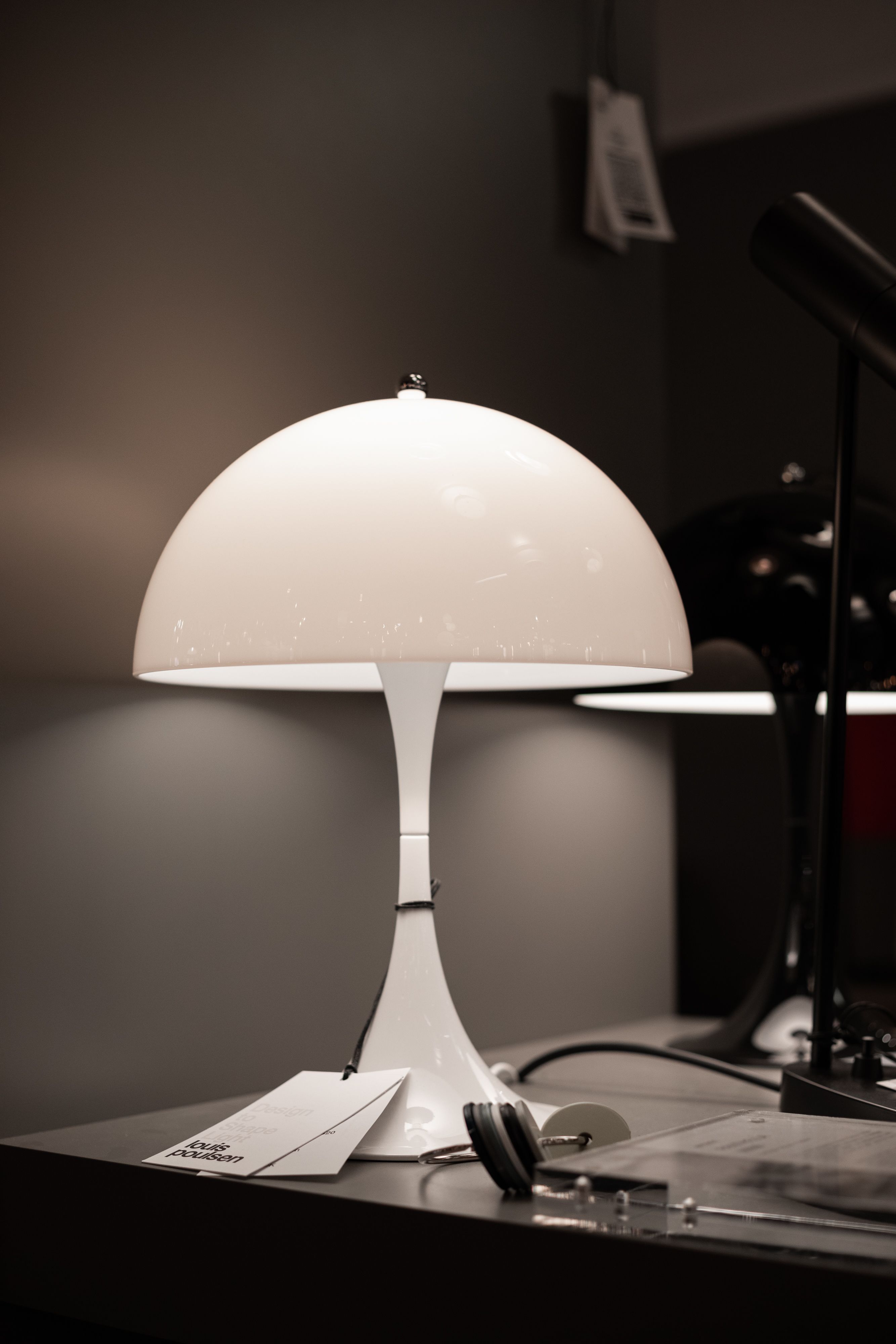Louis Poulson bordlampe i Valdres Installasjons lampebutikk