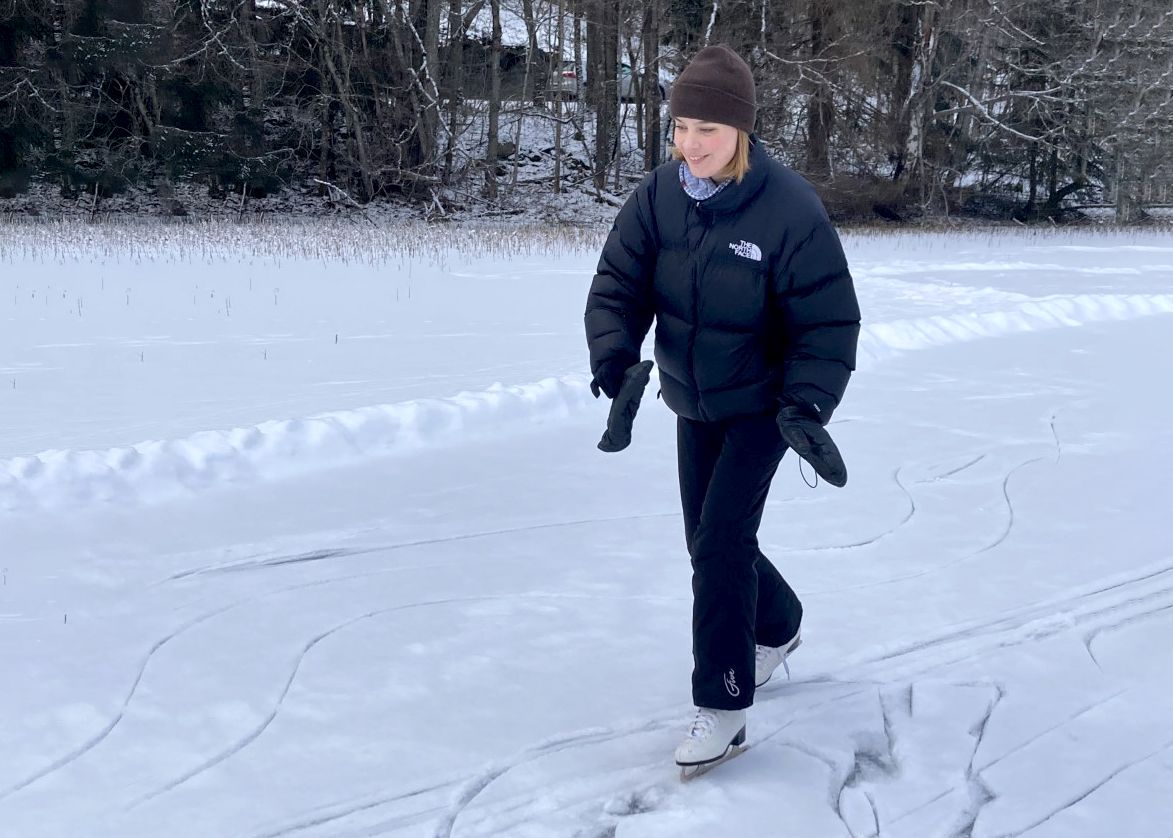 Sonya og April på skøyter på Nesodden